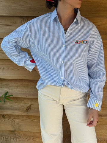 Chemise oversize bleu ciel à fines rayures avec broderie AMOR