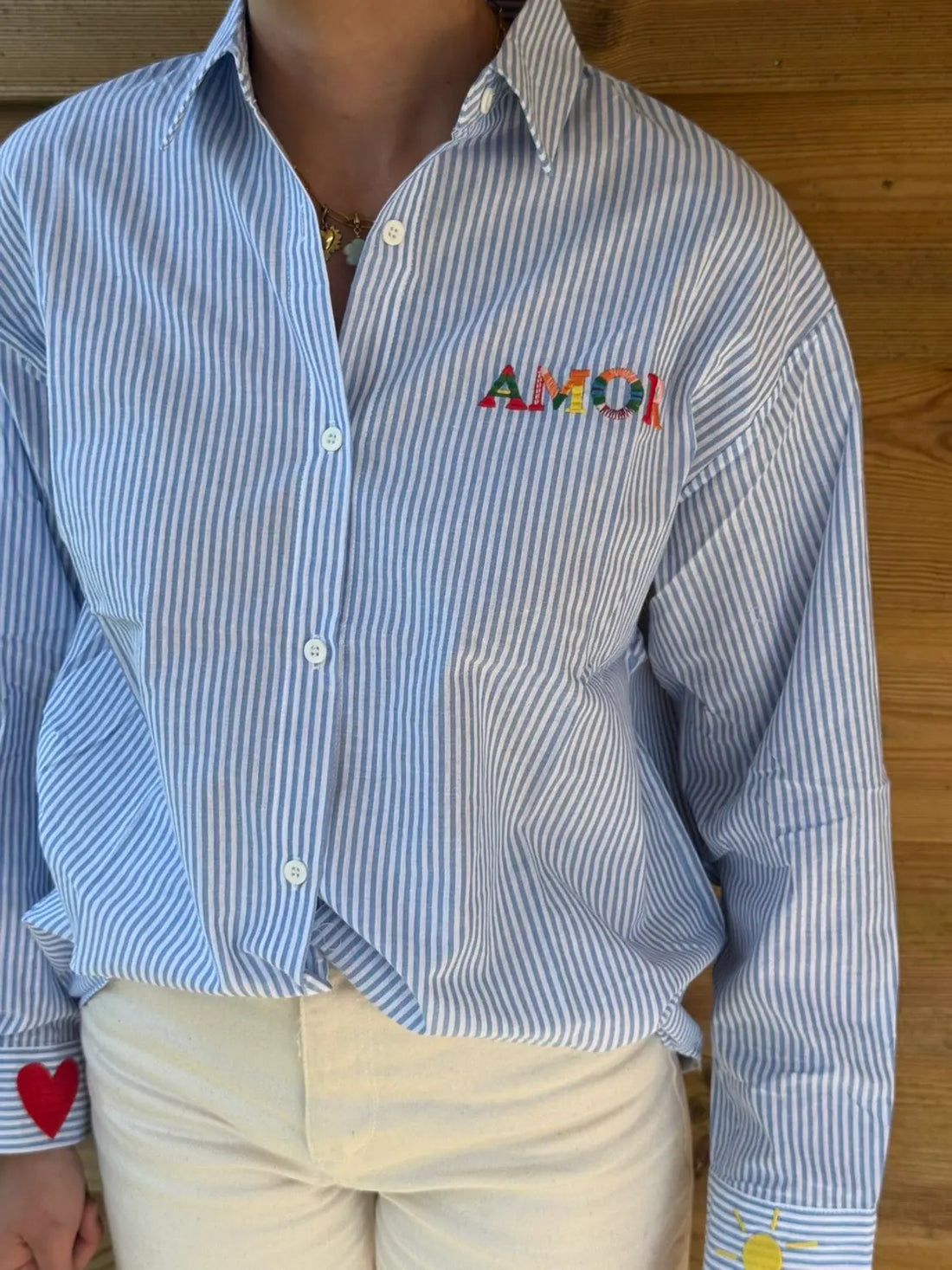 Chemise oversize bleu ciel à fines rayures avec broderie AMOR