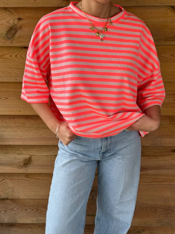 Pull oversize à rayures fushia manches courtes