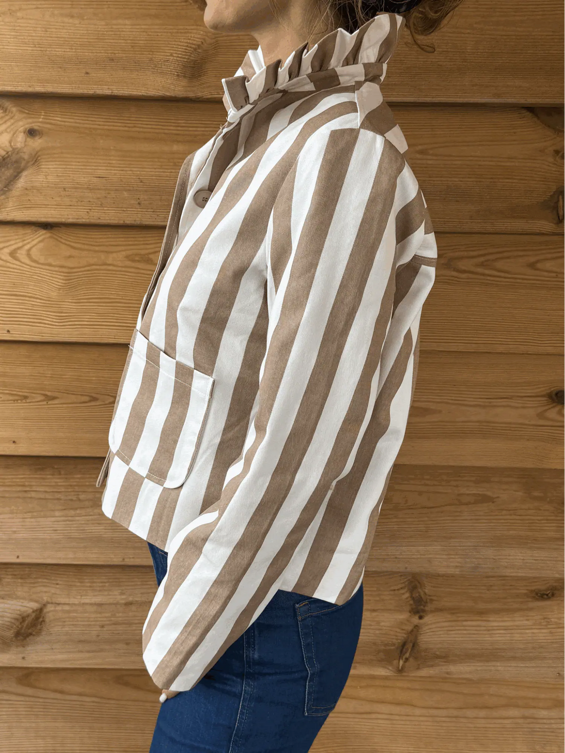 Veste rayé beige à col volanté